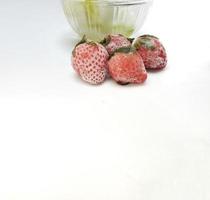 frysta jordgubb isolerat på vit bakgrund foto