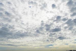 himmel sommar, molnig bakgrund solig luft atmosfär foto