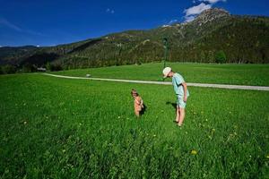 bror med syster spela i alpina äng på untertauern, Österrike. foto