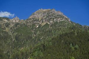 alpina klippig berg på untertauern, Österrike. foto