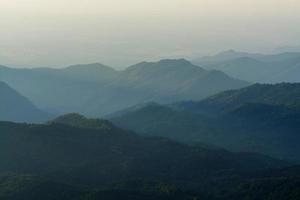 natur landskap berg skog, morgon- vår landsbygden i phu badkar berk, thailand foto