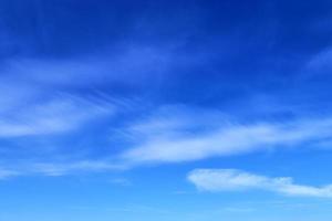 fantastiska cirrusmolnbildande panorama i en djupblå himmel foto