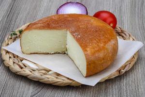 suluguni ost på trä- styrelse och trä- bakgrund foto