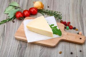 parmesan ost på trä- styrelse och trä- bakgrund foto