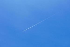 en passagerare jet löv en mark ovan de blå himmel och de Start av de flygbolag efter de kovic förgiftning foto