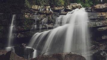 de vattenfall i de stor skog är mycket skön och mindre känd och farlig under de regnig säsong. foto