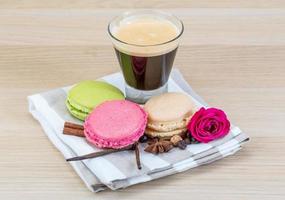 macaroons utsökt på trä- bakgrund foto