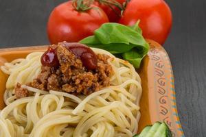 pasta bolognese i en skål på trä- bakgrund foto