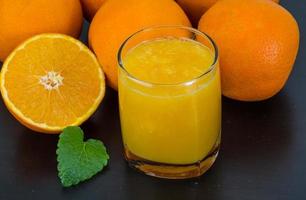 orange juice på trä- bakgrund foto