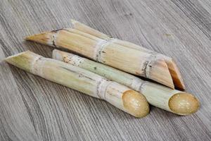 socker pinnar på trä- styrelse och trä- bakgrund foto