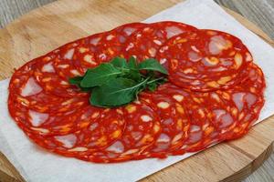 chorizo korv på trä- styrelse och trä- bakgrund foto