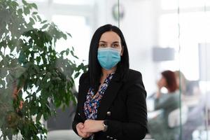 företag kvinna porträtt i medicinsk skyddande mask foto