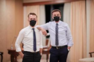 företag team bär crona virus skydd ansikte mask foto