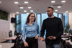 två Lycklig olika professionell verkställande företag team människor kvinna och afrikansk amerikan man gående i coworking kontor. mångkulturell företag chefer team porträtt. foto