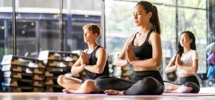 grupp olika människor som utövar yoga foto