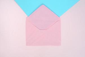 rosa kuvert på rosa och blå bakgrund foto