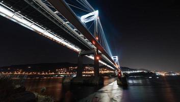 lysande bro underifrån foto