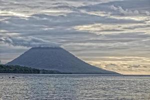 bunaken vulkan på solnedgång på tropisk paradis ö foto