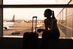 kvinna på flygplatsen foto