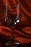 se av en ensam glas av vin med en röd hjärta foto