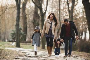 familj utomhus- porträtt foto