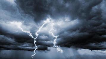 de mörk himmel med tung moln konvergerande och en våldsam storm innan de regn.dåligt eller lynnig väder himmel. foto