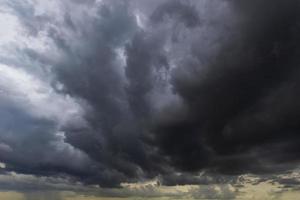 den mörka himlen med tunga moln som konvergerar och en våldsam storm före regnet. dåligt väder. foto