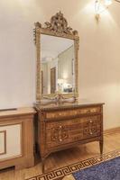 antik spegel och skåp i klassisk stilrum foto