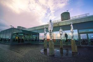 reykjavik, island - november 2, 2017 - skulptur i främre av keflavik internationell flygplats, också känd som reykjavik-keflavik flygplats foto