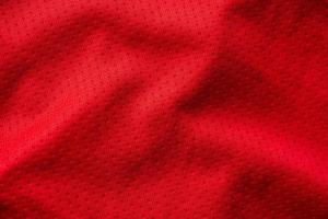 rött tyg sportkläder fotbollströja med air mesh textur bakgrund foto
