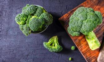 färsk broccoli för matlagning på en trä- bord, hälsosam grönsaker.top se foto