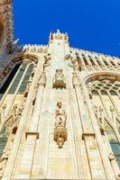 fasaden på katedralen i milano duomo di milano med gotiska spiror och statyer i vit marmor. topp turistattraktion på piazza i Milano, Lombardiet, Italien. vidvinkelvy av gammal gotisk arkitektur och konst. foto