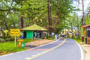 naithon strand phuket thailand 2018 landskap stadsbild panorama vägar bilar byggnader skog natur phuket thailand. foto