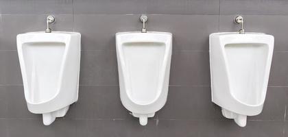 vit urinoarer i män toalett foto
