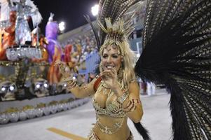 rio de Janeiro, rj Brasilien - februari 09, 2018 - samba skola parad i sambodromo. akademiker do sossego under festival på märken de sapucai gata foto