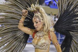 rio de Janeiro, rj Brasilien - februari 09, 2018 - samba skola parad i sambodromo. akademiker do sossego under festival på märken de sapucai gata foto