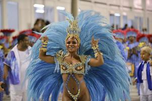 rio de Janeiro, rj Brasilien - februari 09, 2018 - samba skola parad i sambodromo. akademiker do sossego under festival på märken de sapucai gata foto