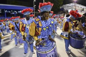 rio de Janeiro, rj Brasilien - februari 09, 2018 - samba skola parad i sambodromo. akademiker do sossego under festival på märken de sapucai gata foto