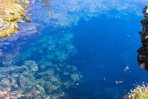 vatten i silfra spricka i dal av thingvellir foto