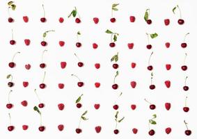 massa av hallon och körsbär anordnad på vit foto