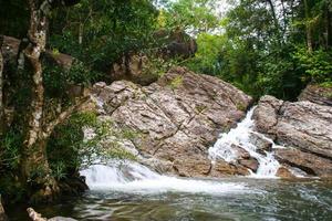 stor sten sten och vattenfall skönhet natur i söder thailand 2 foto