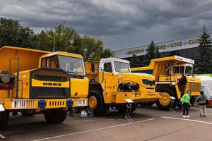 minsk, belarus, september 20, 2022- gul brytning dumpa lastbil belaz med en bärande kapacitet av tjugo ton. foto
