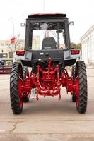 minsk, belarus, september 20, 2022- jordbruks traktor belarus, serier 920r4, på smal hjul. foto