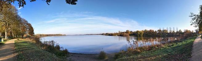 vackert högupplöst panorama av ett nordeuropeiskt landslandskap med fält och grönt gräs foto