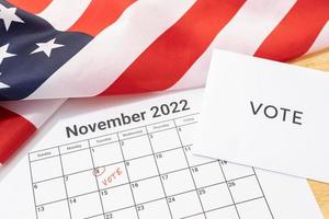 efter halva tiden val rösta dag begrepp. november 8 2022 kalender markant i röd och USA flagga foto