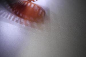 skuggning ljus från fotografisk filma intensitet på en silver- bakgrund foto