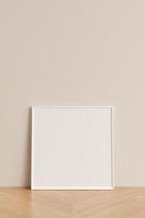 rena och minimalistisk främre se fyrkant vit Foto eller affisch ram attrapp lutande mot vägg på trä- golv. 3d tolkning.