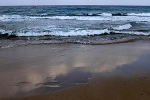 sandig strand på de medelhavs hav i nordlig israel. foto