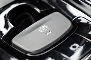 elektronisk handbroms knapp i lyx modern bil foto