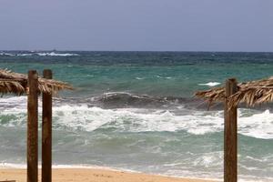 sandig strand på de medelhavs hav i nordlig israel. foto